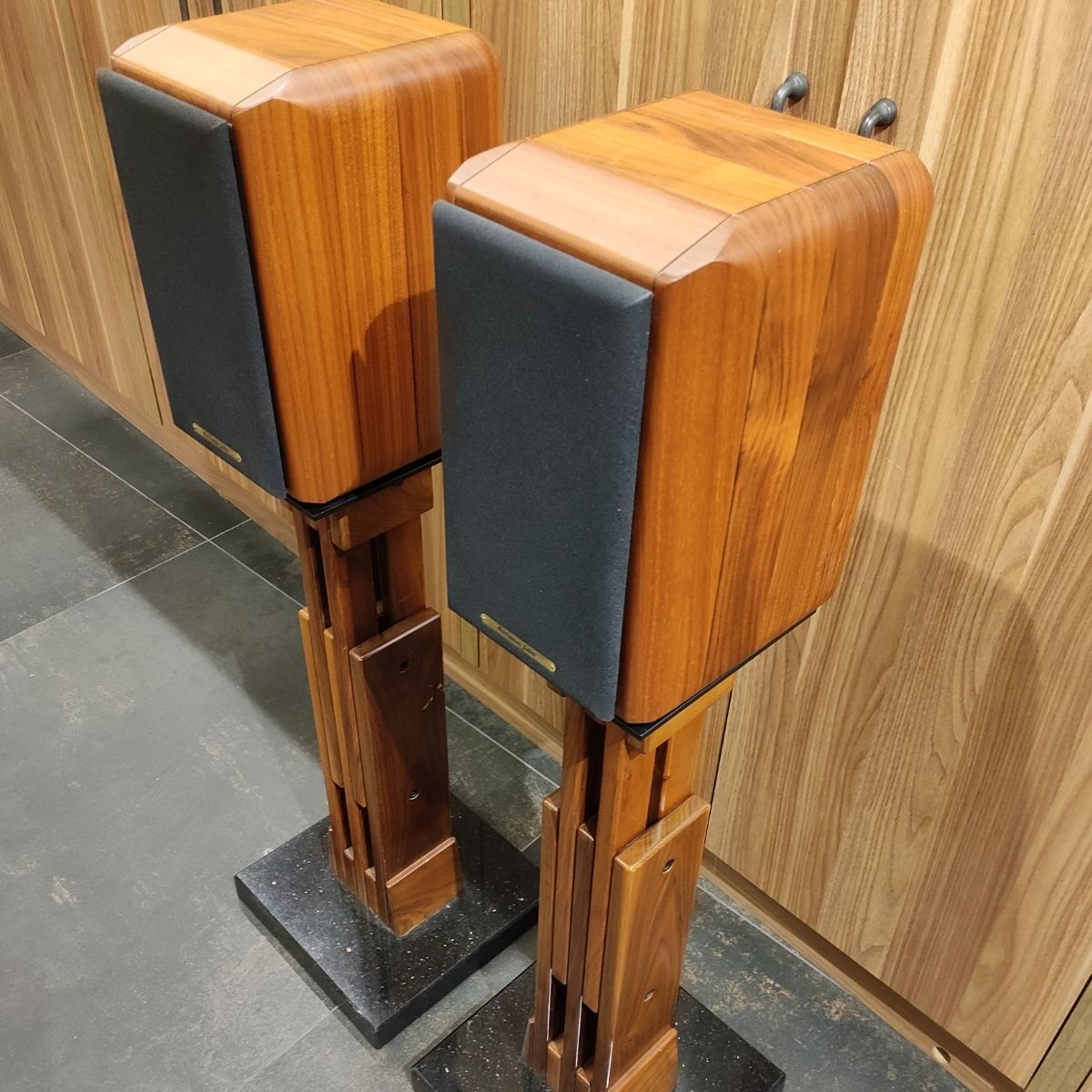 SONUS FABER MINIMA VINTAGE CON STANDS - Imagen 2
